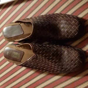 BROWN leather woven 'cloggs